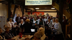 Der Frauenchor und der Männerchor Schlieben eröffneten das weihnachtliche Singen. 