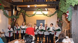 Am 10. Dezember - Der Frauenchor begrüßt die Anwesenden